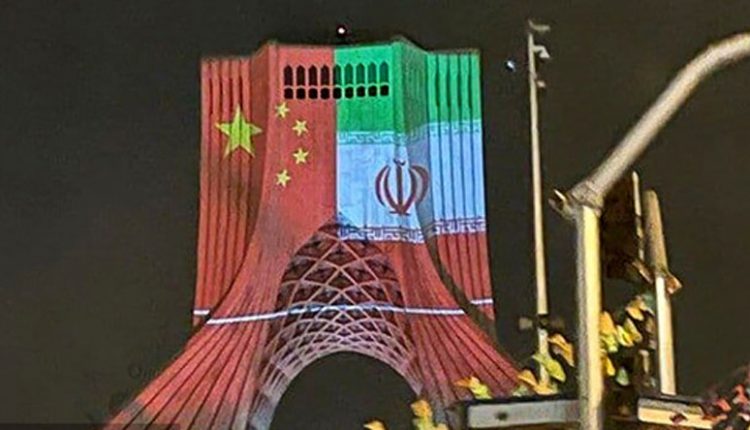 اکران پرچم چین روی برج آزادی